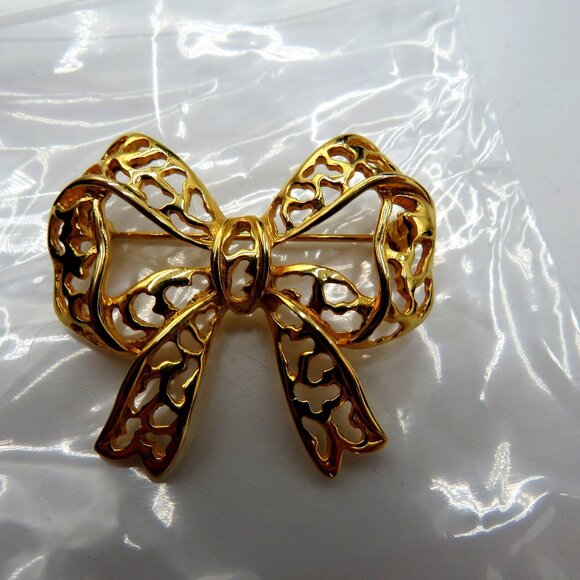 Vintage Ribbon Bow Gold Ton 1.5" Lacey Cut Out Brooch Pin - Picture 8 of 9